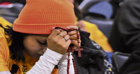 9-YOUTH-PRAYING
