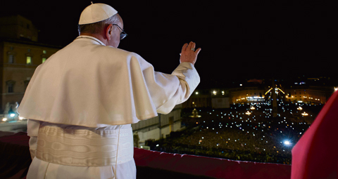8-POPE-FRANCIS-WAVES-FROM-BALCONY