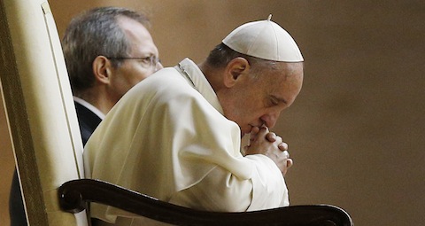 Pope prays as he leads vigil for peace in Syria