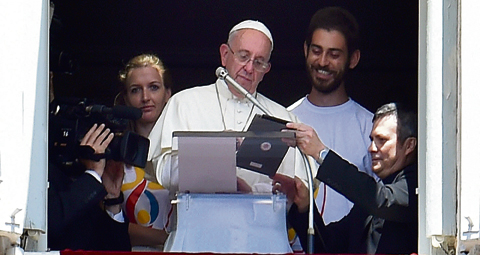 4-POPE-SIGNS-TABLET-FOR-WYD