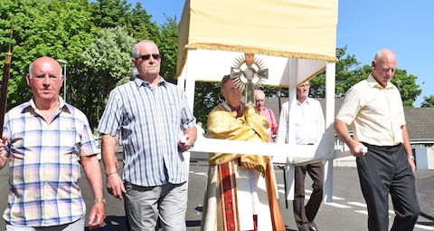 Corpus Christi Procession, Croy, with Bishop John Keenan, PP Fr Joe Sullivan and PP at St Patrick’s Kilsyth Fr Daniel Doherty.Rosary Procession with the Blessed Sacrament through the streets of CroyPhoto by and copy right of Paul Mc Sherry 07770 393960 Sunday 29th May 2016.